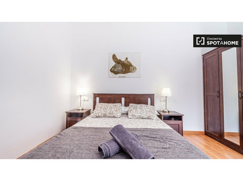 Alugam-se quartos em apartamento de 8 quartos em Barcelona - Aluguel