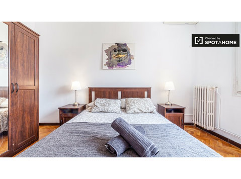 Barselona'da 8 yatak odalı dairede kiralık odalar - Kiralık