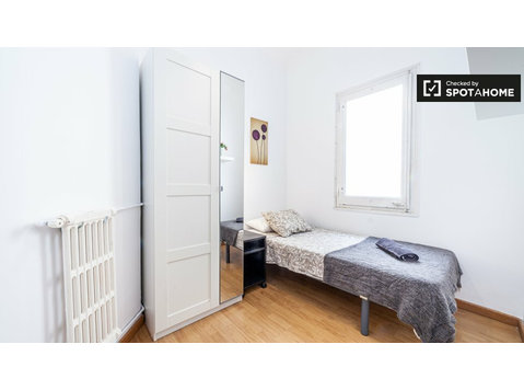 Pokoje do wynajęcia w mieszkaniu z 8 sypialniami w… - Do wynajęcia