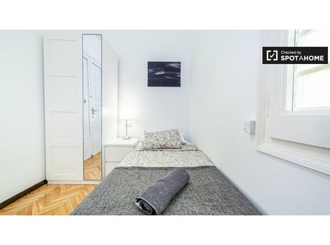 Rooms for rent in 8-bedroom apartment in Barcelona - For Rent