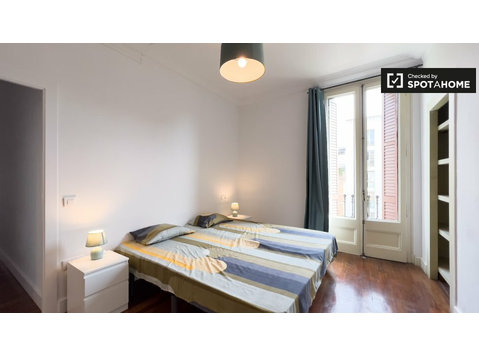 Zimmer zu vermieten in 8-Zimmer-Wohnung in Barcelona - Zu Vermieten