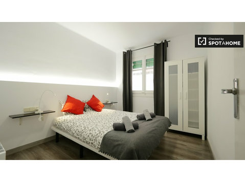 L'Hospitalet'de 2 Yatak Odalı bir dairede kiralık odalar - Kiralık