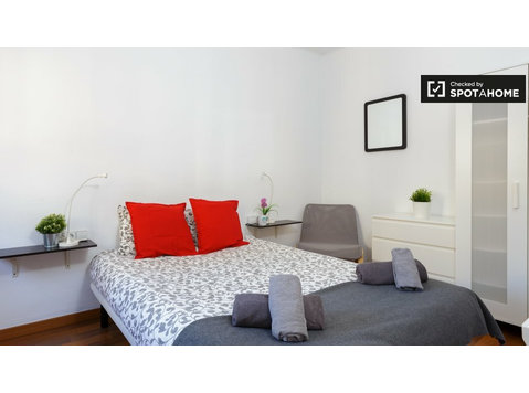 Rooms for rent in a  3-bedroom apartment in L’Hospitalet - Izīrē