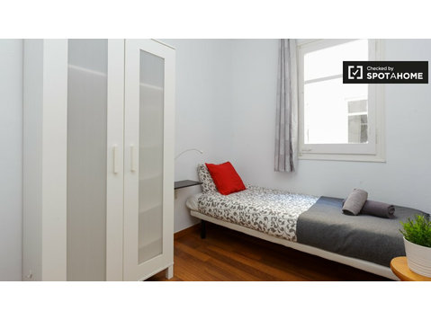 L'Hospitalet'te 3 yatak odalı bir dairede kiralık odalar - Kiralık