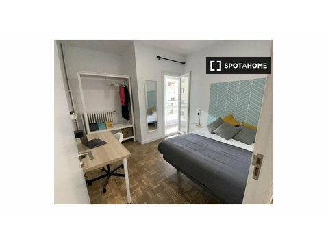 Rooms for rent in a 7-Bedroom Apartment in Barcelona! - เพื่อให้เช่า
