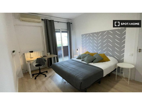 Zimmer zu vermieten in einem Apartment mit 7 Schlafzimmern… - Zu Vermieten