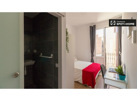 Pokoje do wynajęcia w mieszkaniu z 7 sypialniami w Gràcia… - Do wynajęcia