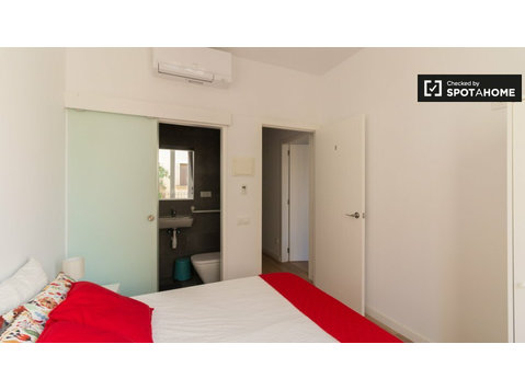 Stanze in affitto in un appartamento con 7 camere da letto… - In Affitto