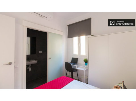 Gràcia Barcelona'da 7 Yatak Odalı bir dairede kiralık odalar - Kiralık