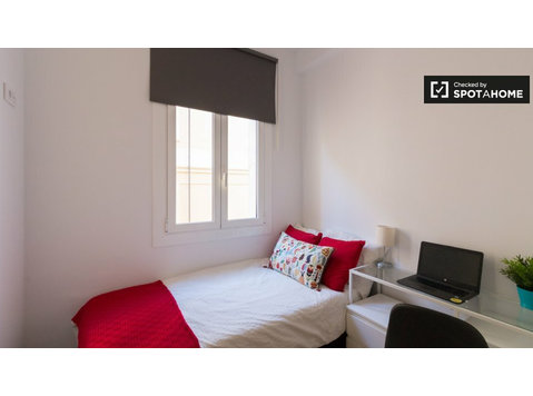 Stanze in affitto in un appartamento con 7 camere da letto… - In Affitto