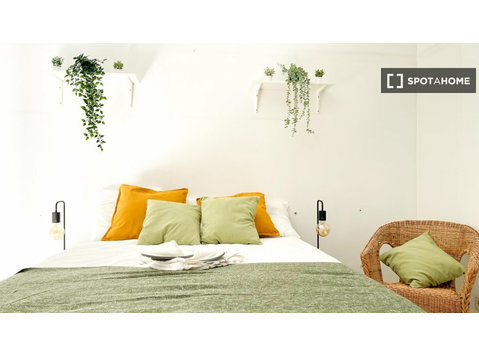 Ciutat Vella'da 6 yatak odalı ortak dairede kiralık odalar - Kiralık