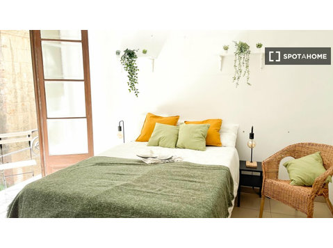 Rooms for rent in shared 6-bedroom apartment in Ciutat Vella - Te Huur