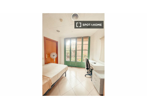 Ciutat Vella'da 6 yatak odalı ortak dairede kiralık odalar - Kiralık