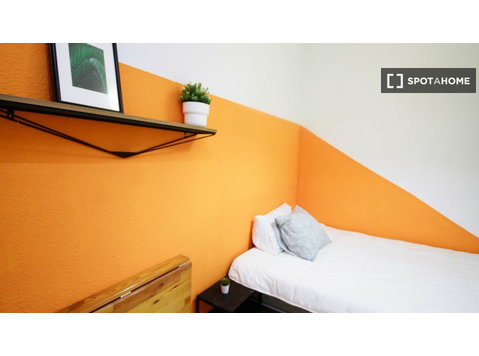 Barselona'da ortak dairede kiralık odalar - Kiralık