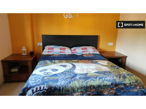 Rooms for women for rent in 3-bedroom apartment in El Port - השכרה
