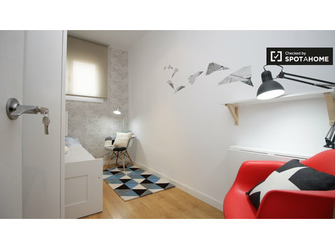 Rooms to rent in 4-bedroom apartment in Gràcia, Barcelona - الإيجار