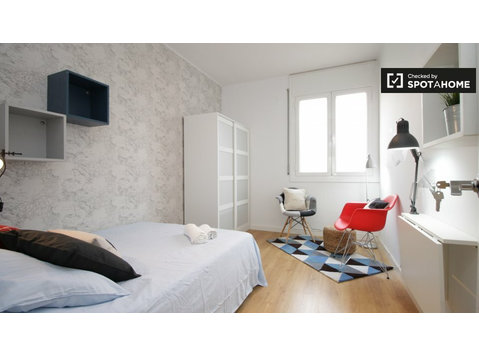 Pokoje do wynajęcia w 4-pokojowym mieszkaniu w Gràcia,… - Do wynajęcia
