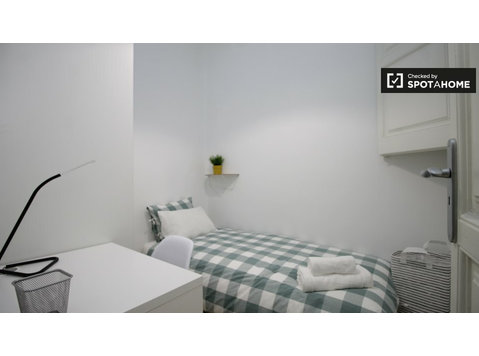 Ruhiges Zimmer in 9-Zimmer-Wohnung in L'Eixample, Barcelona - Zu Vermieten