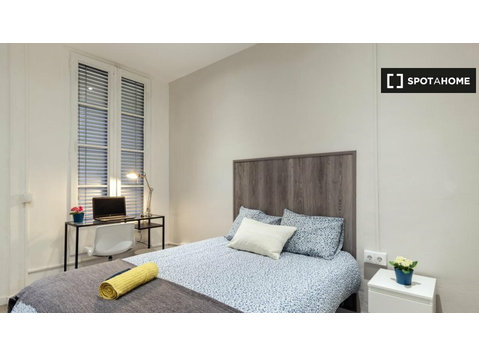 Serene room to rent in 7-bedroom flat in El Born - For Rent