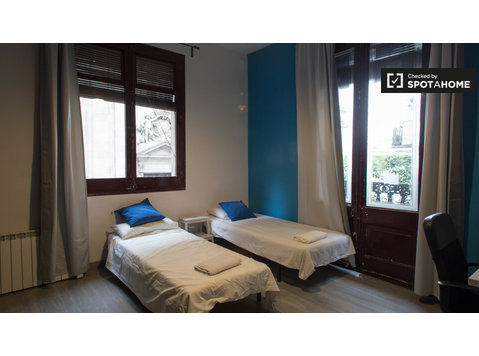 Compartir un apartamento de 10 dormitorios en Barri Gòtic,… - Alquiler