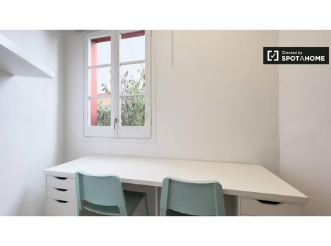 Barselona'da kiralık öğrenci yurdunda ortak çift kişilik oda - Kiralık