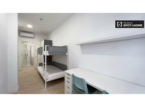 Barselona'da kiralık öğrenci yurdunda ortak çift kişilik oda - Kiralık