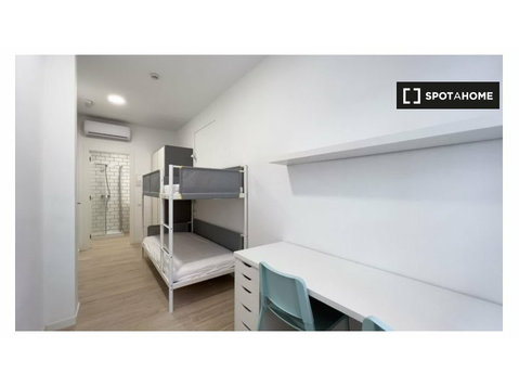 Shared double room in student residence to rent in Barcelona - Под наем