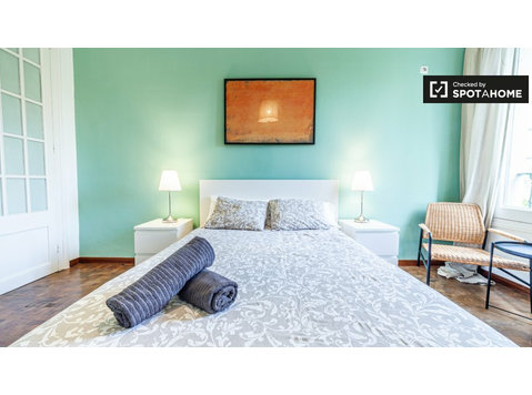 Single room, 9-bedroom apartment, L'Esquerra de l'Eixample - For Rent