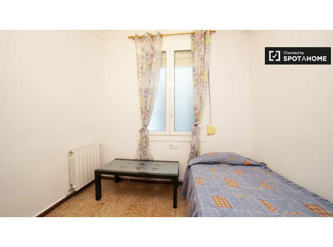 Single room for rent, 3-bedroom apartment, Sant Martí - Izīrē