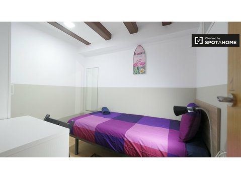 Chambre simple à louer, appartement de 4 chambres, El Raval - À louer