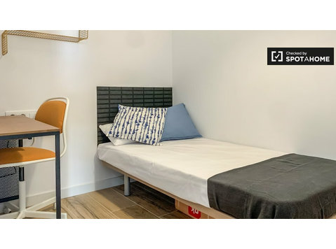 Single room in 5-bedrooom apartment, Hospitalet de Llobregat - Kiadó