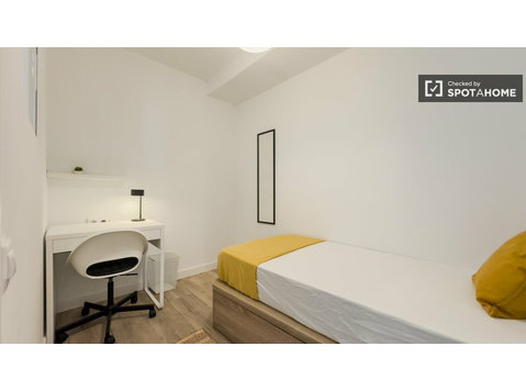 Habitación individual en apartamento de 5 dormitorios,… - Alquiler