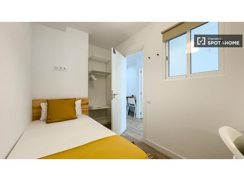 Camera singola in appartamento con 5 camere da letto,… - In Affitto