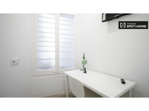 Snug room for rent, 9-bedroom apartment, Prat de LLobregat - For Rent