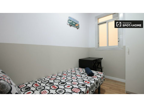 Snug room for rent in 6-bedroom apartment, El Raval - Vuokralle