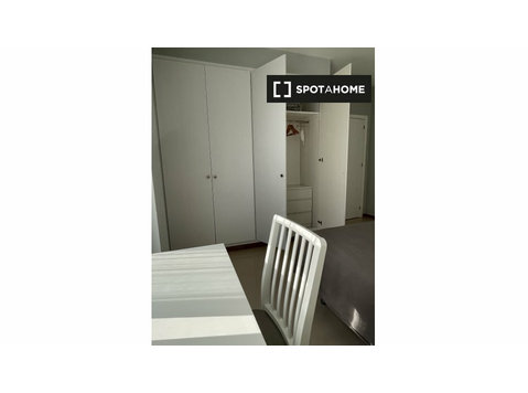 Barselona'da 2 yatak odalı dairede kiralık geniş oda - Kiralık