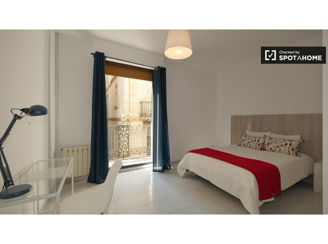 Spacious room for rent in 5-bedroom apartment, Barri Gòtic - השכרה