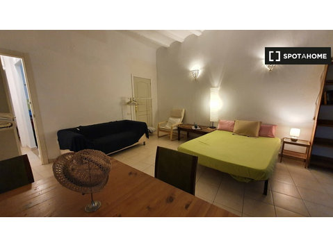Spacious room for rent in 5-bedroom apartment in Barcelona - K pronájmu