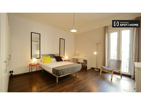 Spacious room for rent in Gràcia, Barcelona - For Rent