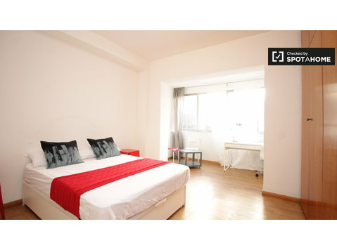 Spacious room for rent in Zona Universitaria, Barcelona - Аренда