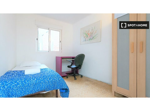 Spacious room in 10-bedroom apartment in Barcelona - For Rent