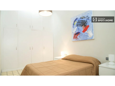 Quarto espaçoso em apartamento de 4 quartos em El Raval,… - Aluguel