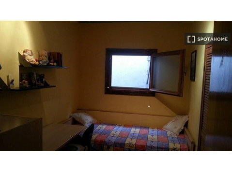 Spacious room in 4-bedroom house in La Floresta, Barcelona - For Rent