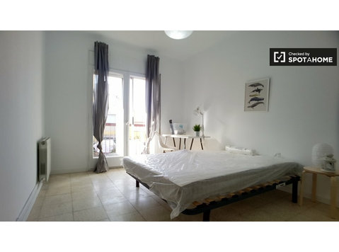 Spacious room in 5-bedroom apartment in Barri Gòtic - Аренда