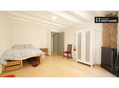 El Raval, Barcelona'da 5 yatak odalı dairede geniş oda - Kiralık