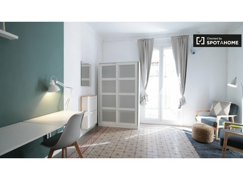 Geräumiges Zimmer in 5-Zimmer-Wohnung in Gràcia, Barcelona - Zu Vermieten