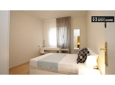 Chambre spacieuse dans un appartement de 5 chambres à Les… - À louer