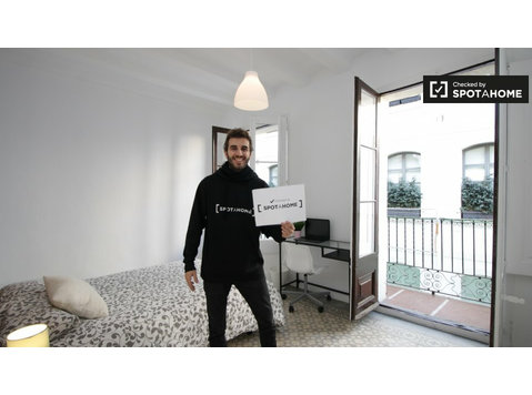 Geräumiges Zimmer in einem Apartment mit 7 Schlafzimmern in… - Zu Vermieten