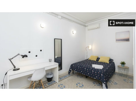 Quarto espaçoso em apartamento de 9 quartos em Barcelona - Aluguel