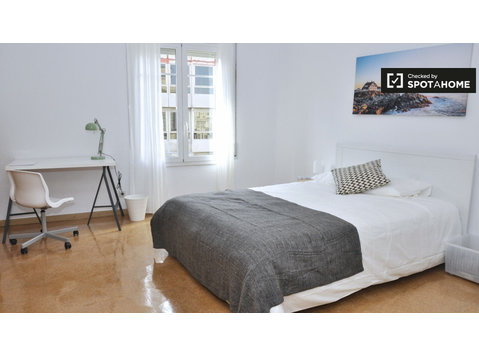 Geräumiges Zimmer in einer Wohnung in Sarrià-Sant Gervasi,… - Zu Vermieten